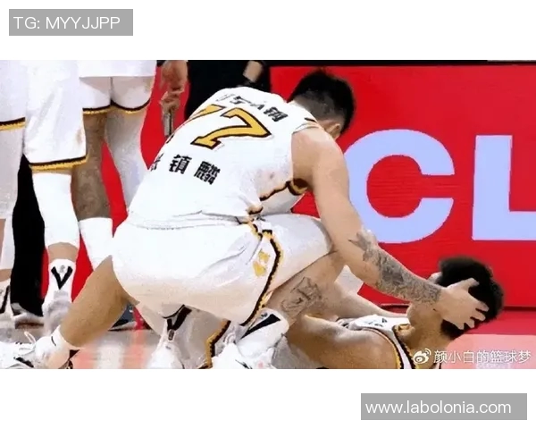 乔利与福利特激战正酣比分悬念不断引发球迷热议 乔利与福利特激战正酣比分悬念不断引发球迷热议